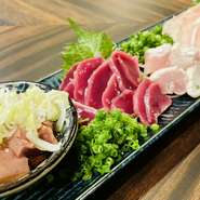 とろける食感の『白レバー』、コリコリした歯ごたえの『ずり』、さっぱりとした『ささみ』、ねっとりとした甘さの『ムネ肉』とそれぞれに違う食感を持つ新鮮だからこそ提供できる『鳥刺し盛り合わせ』です。