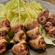 串はオーダーが入るごとに炭火で焼かれ、あらかじめお皿にセットされた山盛りのキャベツセットに、焼き上がったばかりの熱々の串が追加でどんどん立てかけられていくシステムになっています。