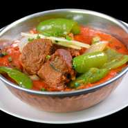 豊富なスパイスで味付けしたピーマン・トマト・玉ねぎなどをベースにした羊肉カレー。