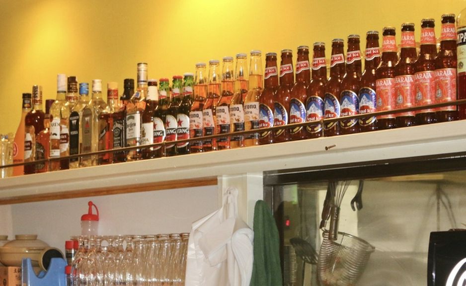 インド、ネパール産本場の地ビール。飲むのもインテリアにも良し