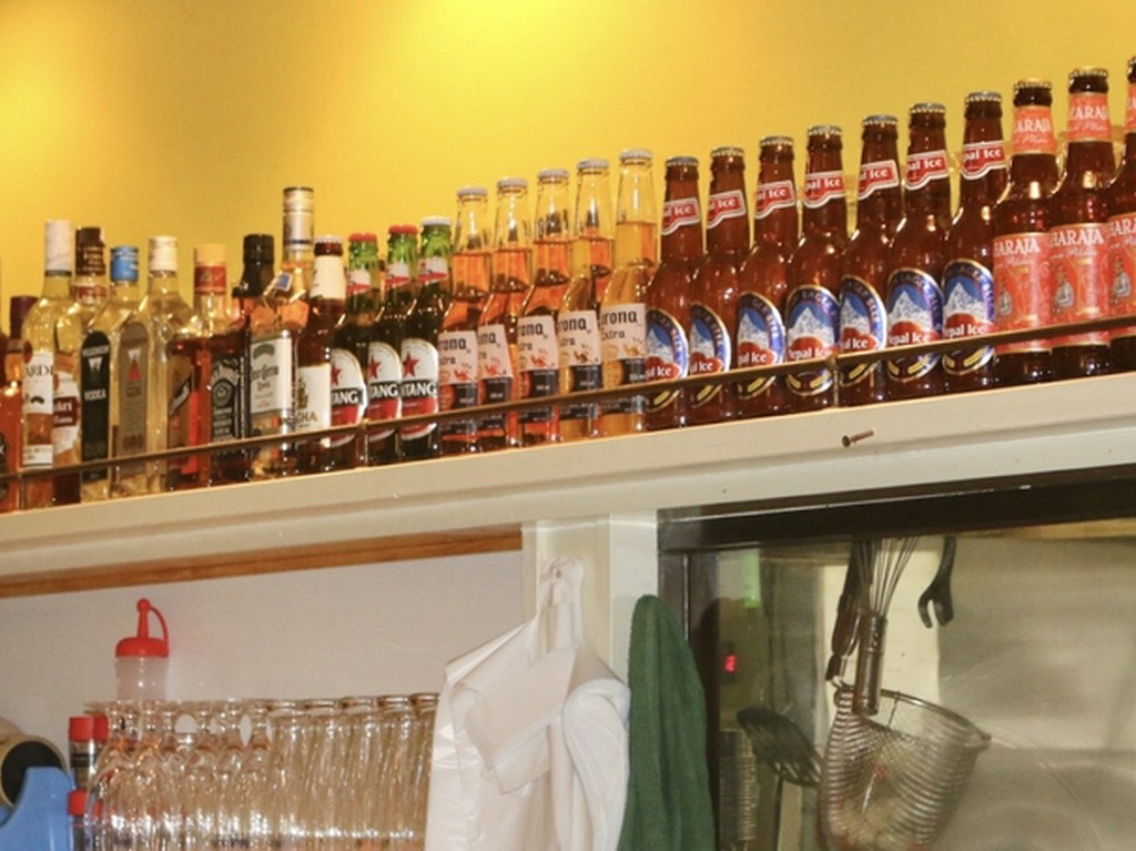 インド、ネパール産本場の地ビール。飲むのもインテリアにも良し