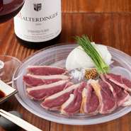 G20大阪サミットで正式食材として採用されたり、ミシュランのレストランも贔屓にしている希少な鴨肉の「松原ツムラさんの河内鴨」をソムリエセレクトのワインと味わうのはこの上ない贅沢です。