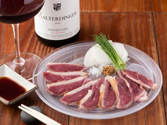 『松原ツムラさんの河内鴨タタキ』は超入手困難と言われる希少品。くせのない鴨肉本来の味をご堪能あれ