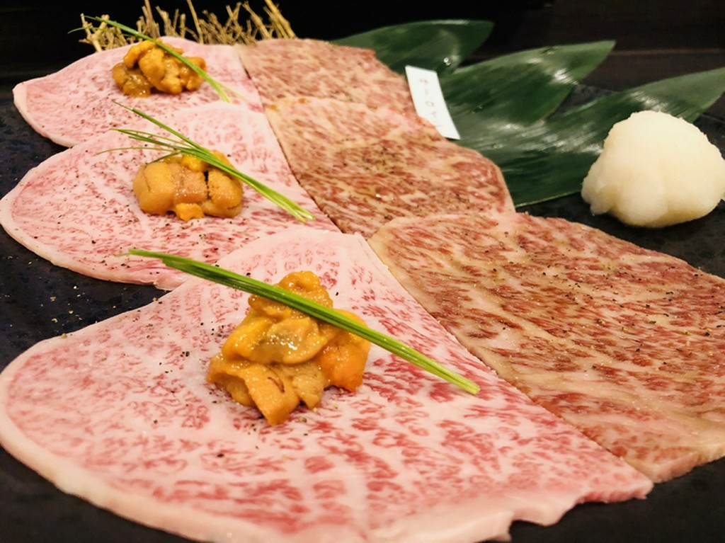 黒毛和牛と新鮮な馬糞海胆が奏でる至極のハーモニー『サーロインのうにのせ』