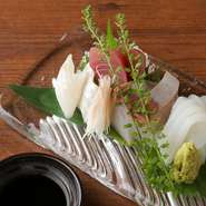 京の台所・錦市場から新鮮な魚介を直接仕入れ。鮮度抜群の魚は贅沢に厚めに切りつけ、美しく盛り合わせます。素材の味を引き立てるのは、1週間かけて熟成させた自家製の造り醤油。思わずお酒が進みます。