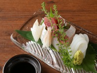 旬の鮮魚を自家製醤油でいただく『お造り盛合せ』