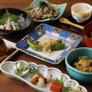 四季折々の旬の食材、店オリジナルの創作料理が楽しめる月替わりのミニ会席。人気の『蕎麦サラダ』がいただけるのは「ヒトサラ」限定。伝統的な日本料理の枠を超えた、新しいカタチの「京料理」を堪能できます。