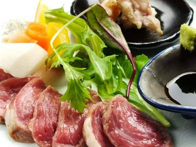 柔らかな肉はあっさりしながら旨みたっぷり『羊モモ肉のタタキ』