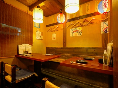 バリエーション豊富な料理を囲んで盛り上がる歓送迎会