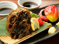 沖縄産のもずくをざるそばスタイルで！つるつるした食感が特徴で、麺のようにさっぱりと食べることができるので、お酒の〆にも喜ばれそう。