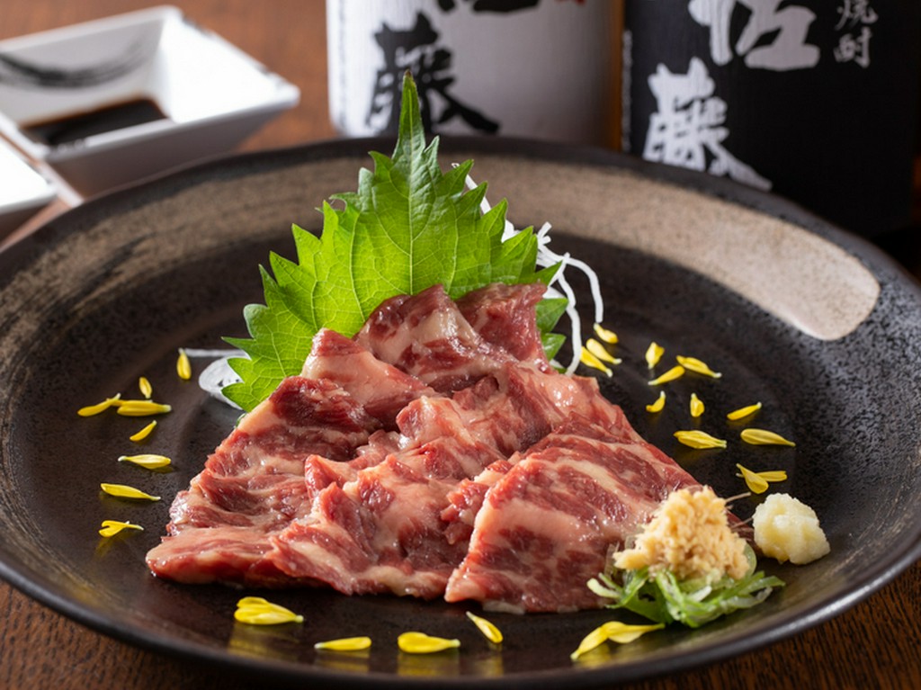 肉の旨さがダイレクトに伝わる、産地直送の新鮮『霜降り上馬刺し』
