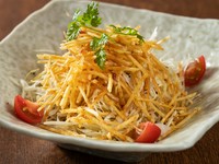 パリパリの食感がヤミツキになる！　さっぱり仕立ての特製『いおりサラダ』