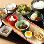 前菜/揚物/焼物/お造り/蒸し物/
サラダ/小鉢/香の物/味噌汁/甘味
新潟県十日町産　魚沼コシヒカリ/たからやま醸造の甘酒(ノンアルコール)