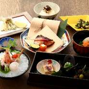 コースに関する注意事項
※天候仕入れ状況により、予告なく内容が一部変更になる場合がございます。
※月替わりで献立を変更しております。月を跨いだご予約の際は内容が変わりますのでご了承ください。