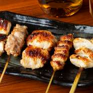 鳥取県のブランド鶏・大山鶏の串焼きはどれもジューシー。備長炭で丁寧に焼き上げているので、炭の香りも良く熱々で噛めば鶏の旨みが口の中で広がります。その日によって中身は変わり、7本盛り合わせもあります。