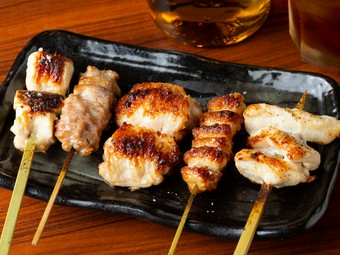 備長炭でじっくり焼き上げる看板メニューの大山鶏の串焼き『5本盛り合わせ』