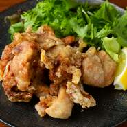 自家製の醤油ベースのタレに漬け込んだ大山鶏のモモ肉を揚げたから揚げは、サクサクの衣とタレが染み込んだ鶏肉の肉汁が溢れ、満足のおいしさ。ビールが欲しくなる1品です。
