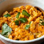 絶妙な火加減でプルプルのムネ肉に濃厚なオレンジエッグを合わせた特製の『親子丼』は、注文の多い大人気のメニュー。甘塩っぱさに卵の甘さが溶け込み後を引く味です。