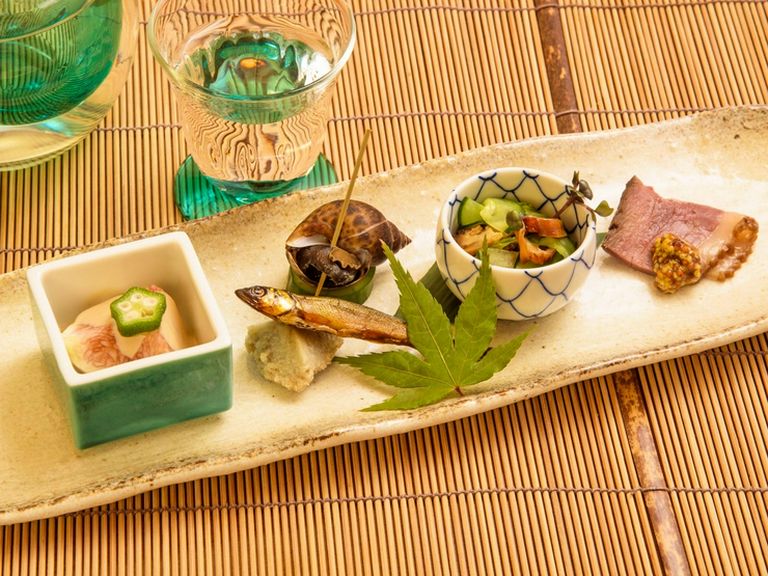 どれから箸をつけるか迷ってしまう、日替わりの内容で彩り鮮やかな旬の味覚を少しずつ盛り込んだ『八寸』