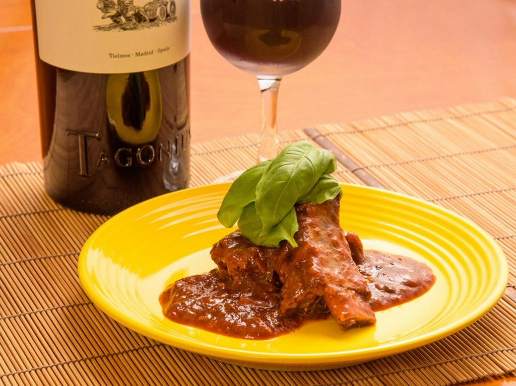 完熟トマトと隠し味だけでつくるソースが絶品！　ほろほろ崩れる豚肉の『スペアリブトマトソース煮込み』