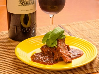 完熟トマトと隠し味だけでつくるソースが絶品！　ほろほろ崩れる豚肉の『スペアリブトマトソース煮込み』