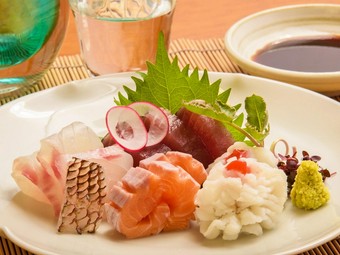 淡水魚や白身魚、旬の魚介類が多品種並ぶ『お造りの盛り合わせ』
