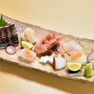 旬の地魚を約5～6種盛り込んだお造りの盛り合わせです。いろいろな魚を少しずつ食べられるのもうれしいポイント。内容はその日によって変わります。