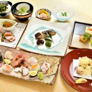 先付、造り、椀物、焼物、お口直し、揚物、食事、デザートの全8品。プラス2,500円（税込）で飲み放題（2時間）が可能。その他、『握り寿司コース』『オリーブ牛のステーキコース』など、予算に合わせて選べます。