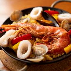 魚介の旨みがギュッと凝縮された『シーフードパエリア』