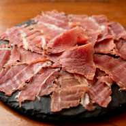 オーダーが通ってから切り落としてくれる生ハムは、特別感たっぷり。ワインはグラス、ボトル共にオーソドックスで飲みやすい品種がそろっています。