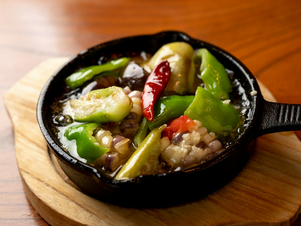 彩り豊かな野菜が女性に人気の『季節野菜のアヒージョ』