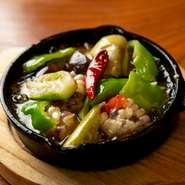 「できるだけいろいろな種類の野菜を味わってほしい」と、6～7種類の野菜を日替わりで。旬の野菜が主役のアヒージョは季節を感じる一品です。バケット（別売り）と一緒にぜひ。