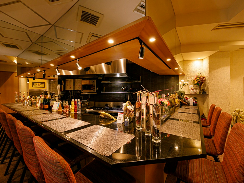 カウンター席で食事はいかが