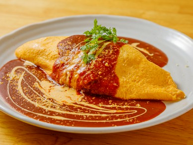 上質な卵でつくられた定番の味『濃厚チーズのデミグラス オムライス』