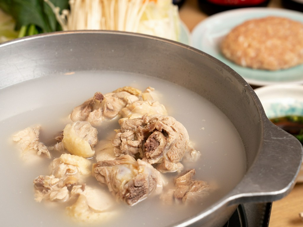 深いコクと旨みスープが決め手『博多名物　地鶏水たき』