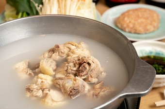 深いコクと旨みスープが決め手『博多名物　地鶏水たき』
