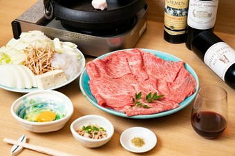 赤身と脂のバランスがいい肉を贅沢に『黒毛和牛すきやき』