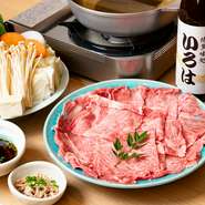 肉本来の旨みを最大限引き出すためにつくられた秘伝のスープと、オリジナルのポン酢が、最高級の黒毛和牛の味わいをさらにぐっと深めます。