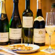 契約農家が提供する地鶏を丁寧な串打ちと火入れで提供する。「つかだ」にはちょっと贅沢な大人の入り口がございます。デートに最適なカウンター、女子会や仕事終わりにテーブル席でシーンによって使い分けられます。