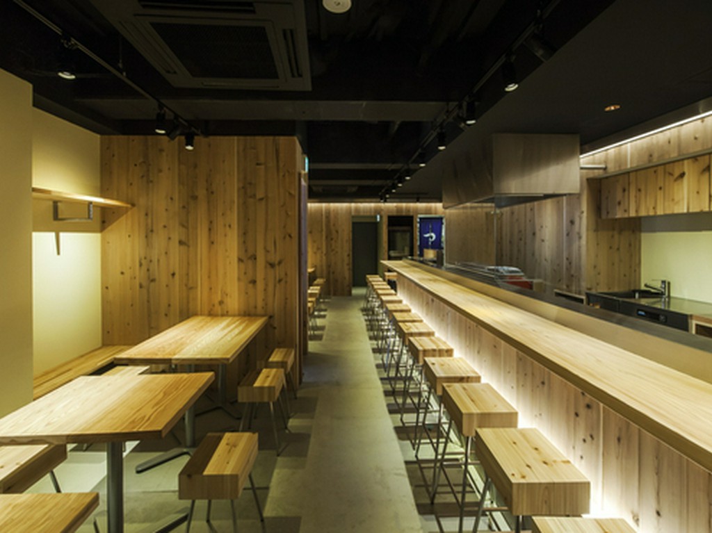 契約農家が提供する地鶏を丁寧な串打ちと火入れで提供するつかだ