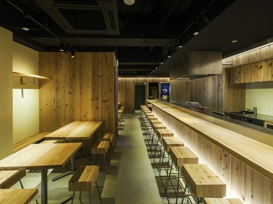 契約農家が提供する地鶏を丁寧な串打ちと火入れで提供するつかだ