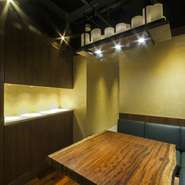 フロアからは決して見つけられない扉をくぐると現れる隠れ部屋。4～7名様でゆっくりお楽しみ頂ける個室にはTVやスピーカー、タッチパネルでのオーダーでき、美味しい焼鳥をじっくり堪能して頂けます。