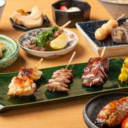 ■前菜3種
■ゆず大根
■串焼き9本
・焼鳥6本
・焼き野菜2本
・うずら串１本
■鶏逸品～最上鴨のロースト
■選べる〆（鶏白湯ラーメン、地鶏炭焼親子丼、抹茶ティラミス）