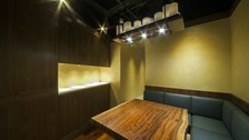 一つしかない隠れ家個室に飲み放題でのご案内です。飲み放題L.O.は90分後です。
個室利用料金込み。