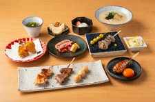 前菜、人気の地鶏のカルパッチョや炭火で丁寧に焼き上げる希少部位の焼鳥をメインに楽しめるコースです。