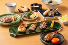 地鶏を丸ごと「贅沢」に楽しめるコースです。
前菜から串焼き9種、選べる〆まで付きましたフルコースです。