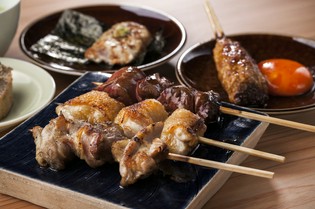 極上の脂身と旨みを味わえる串焼き『ふりそで』
