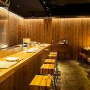 落ち着いた雰囲気が漂う店内には、カウンターや個室が備わっています。焼鳥に加えて冬場には体の芯から温まる『水炊き鍋』も人気。〆のちゃんぽん麺で、スープに溶け込んだ「みやざき地頭鶏」を味わい尽くせます。