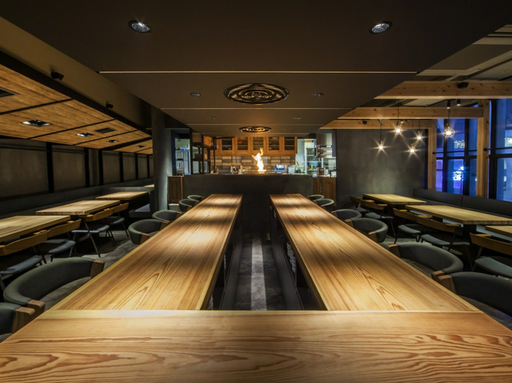 地鶏の上質な旨味を堪能できる、木の温もり香る広々カウンター席