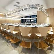 カウンター席には、各席に鍋を配置。お肉と野菜をお酒とともにひとり楽しむもよし、同僚や恋人との語らいの食卓とするもよし。